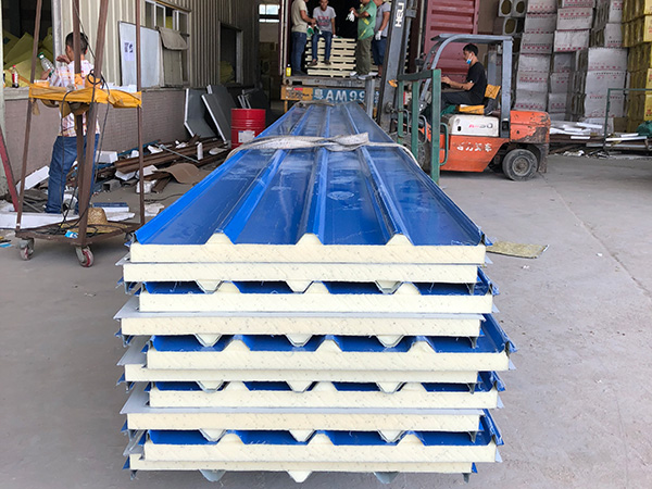 彩鋼夾芯瓦板是怎么樣練成的？